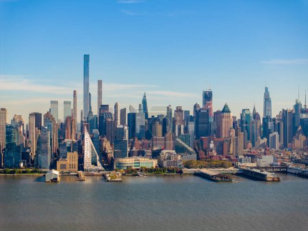 Téléchargez les photos : Photo Aérienne New York City Octobre 2023. Vue des gratte-ciel le long de la rivière Hudson - en image libre de droit