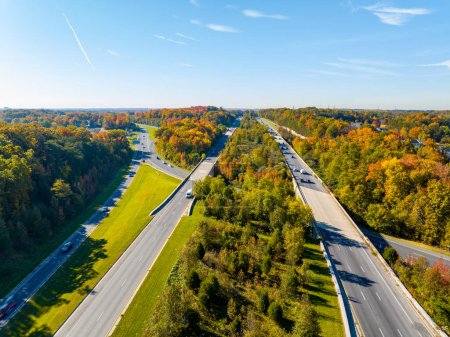 Foto de Foto aérea del dron Baltimore Washington Parkway con colorido follaje de otoño - Imagen libre de derechos