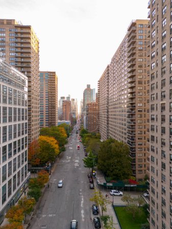 Téléchargez les photos : Photo aérienne W 70th Street New York. Vue des immeubles de rue et d'appartements - en image libre de droit