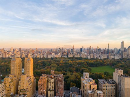 Téléchargez les photos : Photo aérienne New York Central Park. Vue des immeubles en copropriété de grande hauteur et du feuillage automnal - en image libre de droit