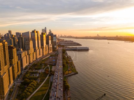 Téléchargez les photos : Photo aérienne de drone Coucher de soleil à New York. Vue des tours autoroutières et de l'Hudson River USA - en image libre de droit