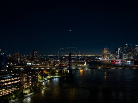 Téléchargez les photos : Photo aérienne de nuit Dumbo New York. Vue sur la rivière et les ponts - en image libre de droit