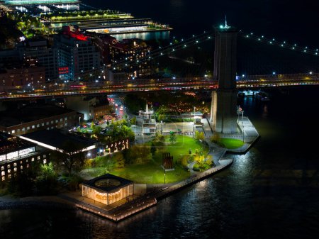 Téléchargez les photos : Photo aérienne de nuit Dumbo New York. Vue de Emily Warren Roebling Plaza - en image libre de droit