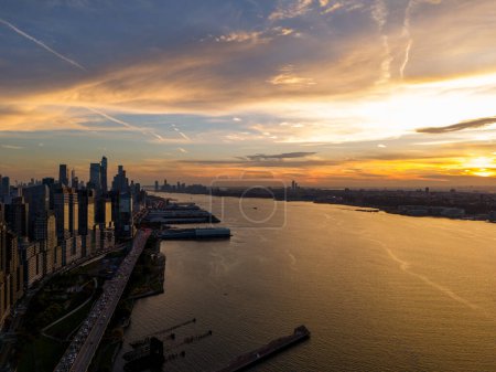 Téléchargez les photos : Coucher de soleil à New York avec vue sur les gratte-ciel de Mnhattan et la rivière Hudson 2023 - en image libre de droit