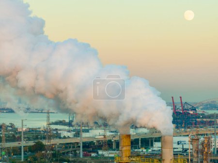 Téléchargez les photos : Fumée et gaz de combustion observés dans une raffinerie de pétrole industrielle - en image libre de droit