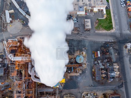Téléchargez les photos : Fumée et gaz de combustion observés dans une raffinerie de pétrole industrielle - en image libre de droit