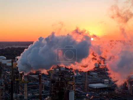 Foto de Humo y gases de combustión vistos en una refinería de petróleo industrial - Imagen libre de derechos