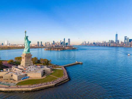 Téléchargez les photos : Visite photo aérienne de la Statue de la Liberté de New York. Ceci est une destination de choix lorsque vous visitez les États-Unis - en image libre de droit
