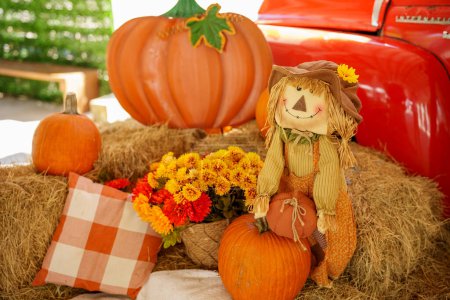 Téléchargez les photos : Scène de ferme d'automne festive avec des citrouilles et des épouvantails - en image libre de droit