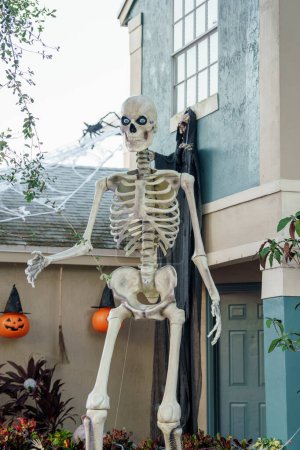 Foto de Gran esqueleto en una casa para Halloween con ojos digitales - Imagen libre de derechos