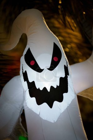 Téléchargez les photos : Fête d'Halloween. fantôme blanc avec un crâne blanc - en image libre de droit