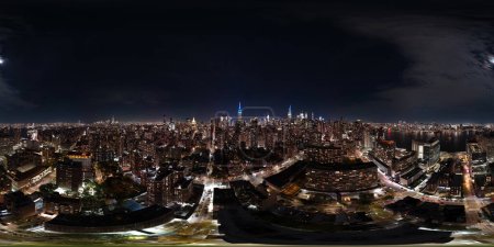 Téléchargez les photos : Vue aérienne de nuit 360 panorama équirectangulaire New York Manhattan USA - en image libre de droit