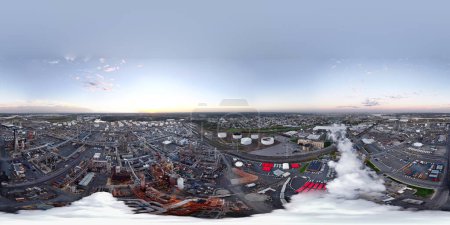 Téléchargez les photos : Drone aérien 360 panorama d'une centrale industrielle de raffinerie de pétrole avec fumée de cheminée de gaz de combustion - en image libre de droit
