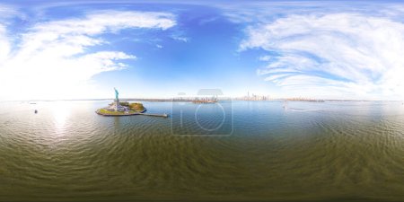 Téléchargez les photos : Vue aérienne panoramique équirectangulaire 360 Statue de la Liberté New York VR - en image libre de droit