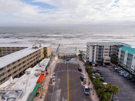 Foto de Daytona, FL, Estados Unidos - 18 de noviembre de 2023: Foto en stock Mundos de la playa más famosa Daytona Florida. Perspectiva aérea de drones elevados - Imagen libre de derechos