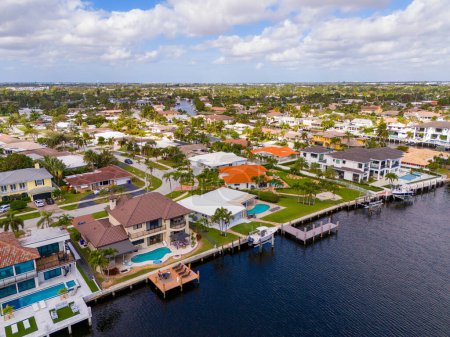 Téléchargez les photos : Immobilier de luxe en bord de mer à Lighthouse Point Floride - en image libre de droit