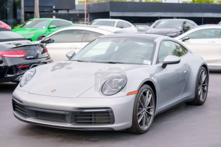 Téléchargez les photos : Miami, FL, USA - Janvier 25, 2024 : Photo de stock 2024 Porsche turbo 911 carrera voiture - en image libre de droit