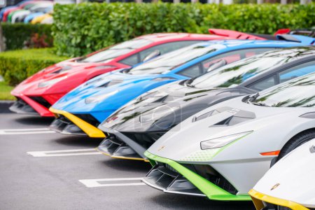Téléchargez les photos : Miami, FL, États-Unis - 25 janvier 2024 : Lamborghini Hurican STO 2024 performance super cars in a row - en image libre de droit