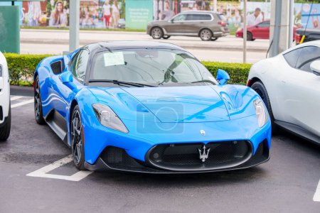 Téléchargez les photos : Miami, FL, USA - 25 janvier 2024 : Photo de stock Maserati MC 20 2024 super voiture de sport de luxe - en image libre de droit