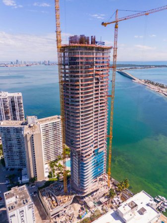 Foto de Miami, FL, Estados Unidos - 30 de enero de 2024: Foto aérea del dron del sitio de construcción UNA Residences en Brickell con vistas a Key Biscayne - Imagen libre de derechos
