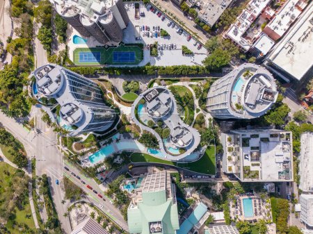 Téléchargez les photos : Photo aérienne aérienne d'un bâtiment avec piscine sur le toit et palmiers - en image libre de droit