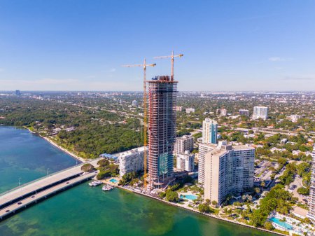 Téléchargez les photos : Miami, FL, États-Unis - 30 janvier 2024 : Photo aérienne de drone du site de construction des résidences de l'UNA à Brickell surplombant Key Biscayne - en image libre de droit