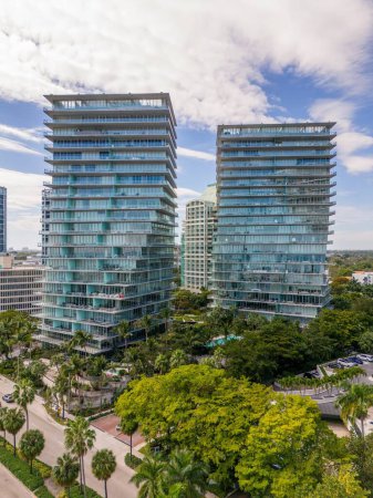 Téléchargez les photos : Miami, FL, USA - 30 Janvier 2024 : Grove at Grand Bay Condominium Association - en image libre de droit