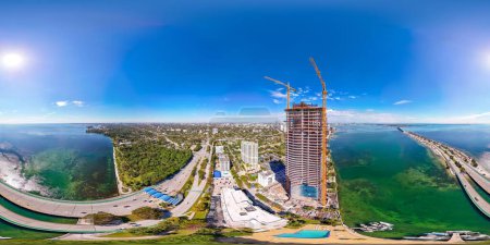 Téléchargez les photos : Miami, FL, USA - 30 Janvier 2024 : Drone aérien 360 panorama UNA Residences construction site Miami Brickell - en image libre de droit