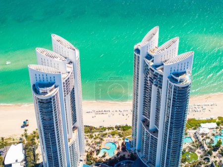 Téléchargez les photos : Sunny Isles Beach, Floride, États-Unis - février 21, 2024 : Photo aérienne Donald Trump Towers Sunny Isles Beach FL - en image libre de droit