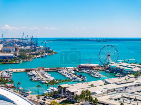 Foto de Miami, FL, USA - 21 de febrero de 2024: Imagen de stock de aviones no tripulados Bayside Miami 2024 destino - Imagen libre de derechos