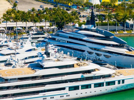 Téléchargez les photos : Yachts de luxe à Miami tourné avec drone aérien - en image libre de droit