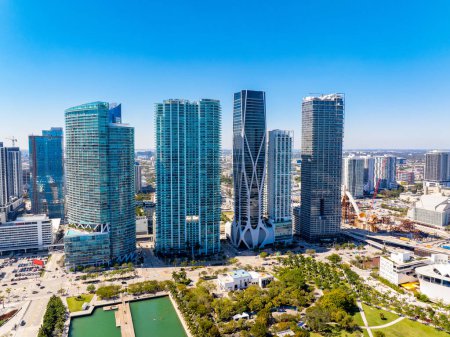 Téléchargez les photos : Stock photo groupe de grands bâtiments au centre-ville de Miami - en image libre de droit