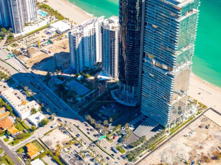Foto de Foto aérea de gran altura condominios en la playa Sunny Isles Miami 2024 - Imagen libre de derechos