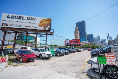 Foto de Miami, FL, Estados Unidos - 21 de febrero de 2024: Estacionamiento para aparcamientos móviles en el centro de Miami - Imagen libre de derechos
