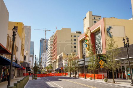Foto de Miami, FL, Estados Unidos - 21 de febrero de 2024: Miami Flagler Street en proceso de renovación - Imagen libre de derechos