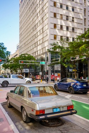 Téléchargez les photos : Miami, FL, USA - 21 Février 2024 : Ancienne Mercedes 300D Diesel dans les rues du centre-ville de Miami - en image libre de droit