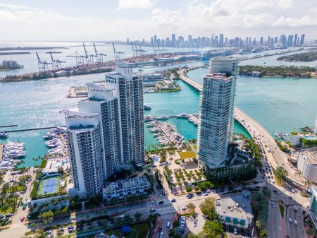 Téléchargez les photos : Établissement aérien tir Miami Beach avec vue sur le port et le centre-ville - en image libre de droit