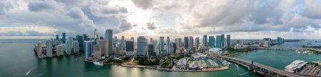 Foto de Miami, FL, EE.UU. - 15 de marzo de 2024: Hermosa tormenta sobre el centro de Miami FL 2024 panorama - Imagen libre de derechos