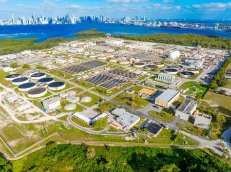 Foto de 2024 foto aérea del dron Miami Virginia Key planta de procesamiento de agua - Imagen libre de derechos