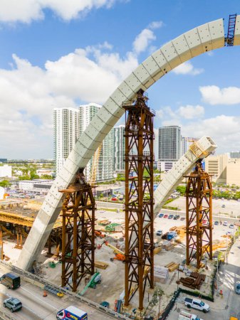 Téléchargez les photos : Miami, FL, États-Unis - 15 mars 2024 : Site de construction du pont signature aérienne de Miami - en image libre de droit