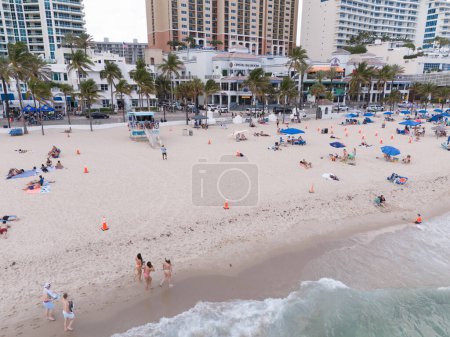 Téléchargez les photos : Fort Lauderdale, Floride, États-Unis - 17 mars 2024 : Gros plan aérien des vacances de printemps occupées sur les plages bondées de Fort Lauderdale Beach - en image libre de droit