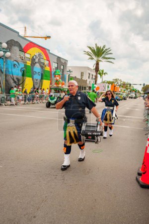Téléchargez les photos : Hollywood, FL, USA - Mars 10, 2024 : Les gens et les flotteurs à la St Patricks Day Parade Downtown Hollywood Florida - en image libre de droit