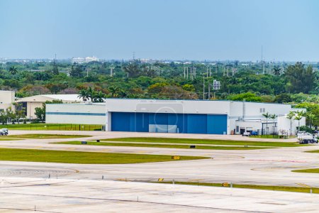 hangars à jet privé aux logos de l'aéroport enlevés