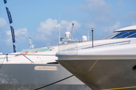 Téléchargez les photos : Yachts de luxe West Palm Beach FL - en image libre de droit