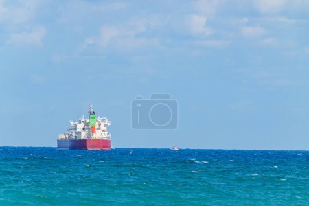 Téléchargez les photos : Stock photo pétrolier dans la mer pas de logos - en image libre de droit