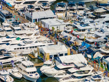 Foto de West Palm Beach, FL, Estados Unidos - 24 de marzo de 2024: Foto del dron aéreo Palm Beach International Boat Show - Imagen libre de derechos