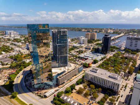 Foto de West Palm Beach, FL, EE.UU. - 24 de marzo de 2024: Foto aérea de una obra de construcción de uso mixto de One Palm Beach - Imagen libre de derechos
