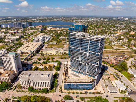 Téléchargez les photos : West Palm Beach, Floride, États-Unis - 24 mars 2024 : Photo aérienne d'un site de construction de développement à usage mixte à One Palm Beach - en image libre de droit