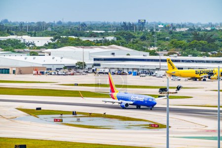 Téléchargez les photos : Fort Lauderdale, FL, USA - 22 mars 2024 : Photo d'un avion du Sud-Ouest circulant sur la piste FLL - en image libre de droit