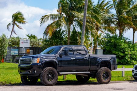 Foto de West Palm Beach, FL, Estados Unidos - 24 de marzo de 2024: Foto de una camioneta GMC Denali HD negra - Imagen libre de derechos